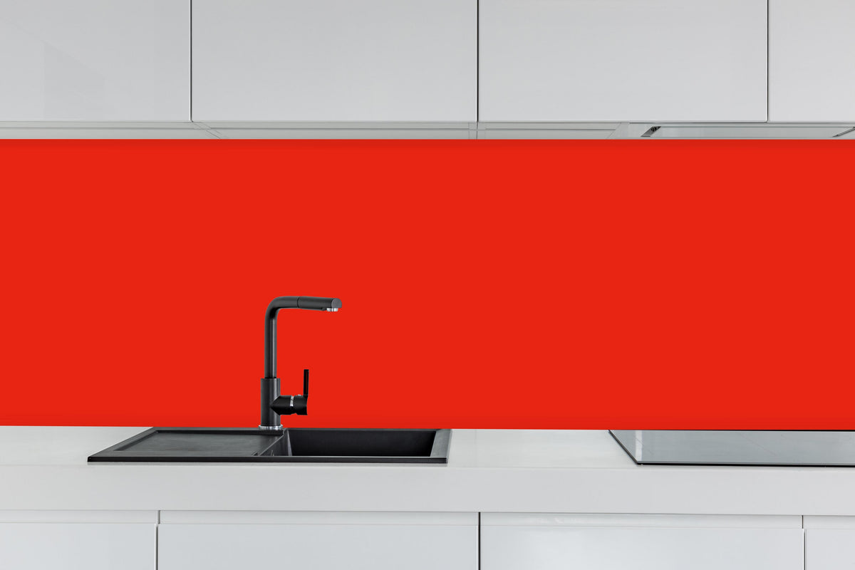 Küche - RAL 3028 (Reines Rot) hinter weißen Hochglanz-Küchenregalen und schwarzem Wasserhahn