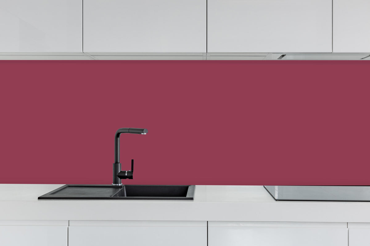 Küche - RAL 4002 (Rotviolett) hinter weißen Hochglanz-Küchenregalen und schwarzem Wasserhahn
