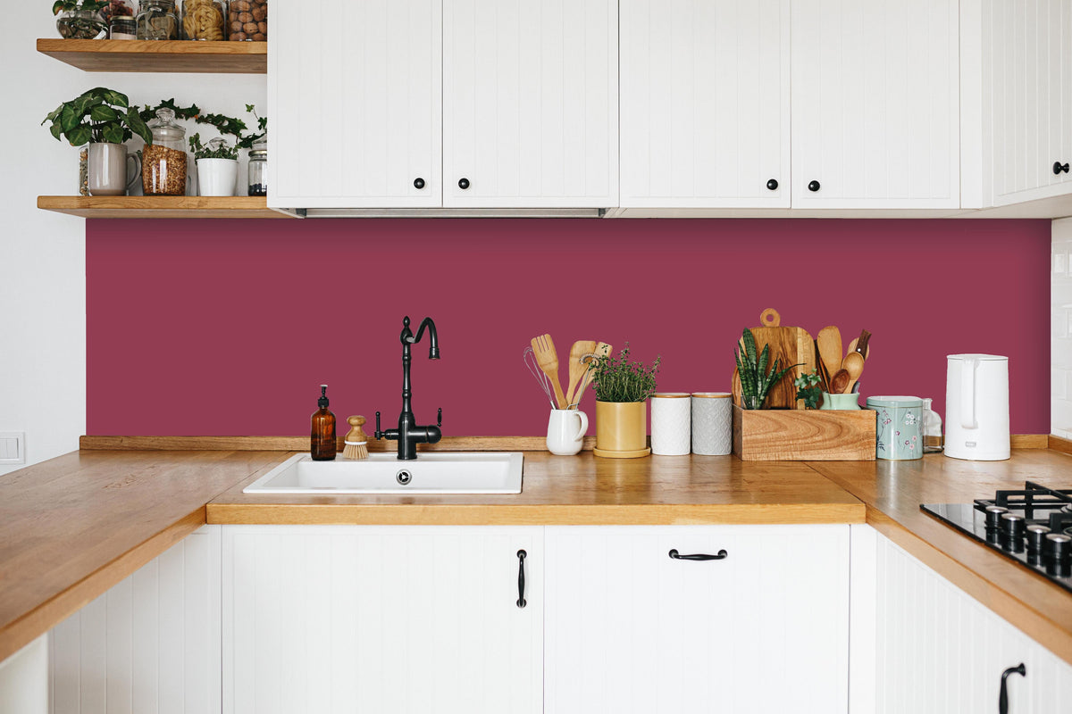 Küche - RAL 4002 (Rotviolett) in weißer Küche hinter Gewürzen und Kochlöffeln aus Holz
