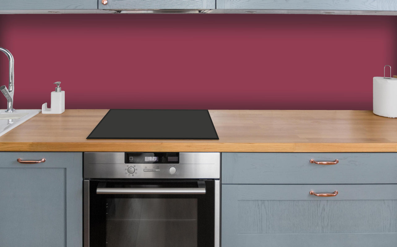 Küche - RAL 4002 (Rotviolett) über polierter Holzarbeitsplatte mit Cerankochfeld