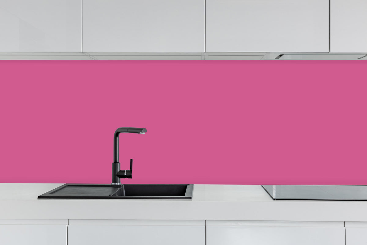 Küche - RAL 4003 (Violett hinter weißen Hochglanz-Küchenregalen und schwarzem Wasserhahn