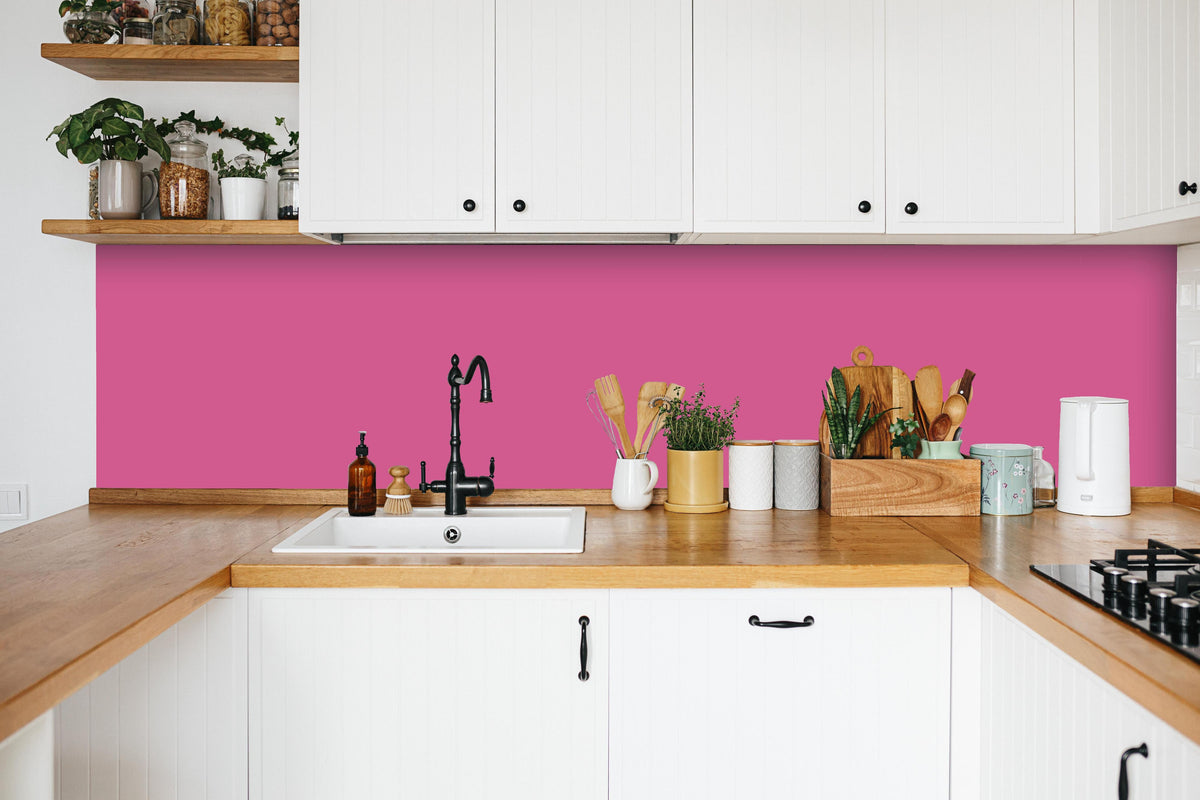 Küche - RAL 4003 (Violett in weißer Küche hinter Gewürzen und Kochlöffeln aus Holz