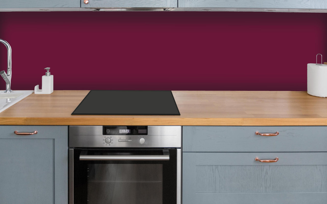 Küche - RAL 4004 (Weinrotviolett) über polierter Holzarbeitsplatte mit Cerankochfeld