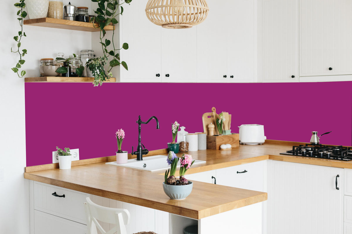 Küche - RAL 4006 (Verkehrsviolett) in lebendiger Küche mit bunten Blumen