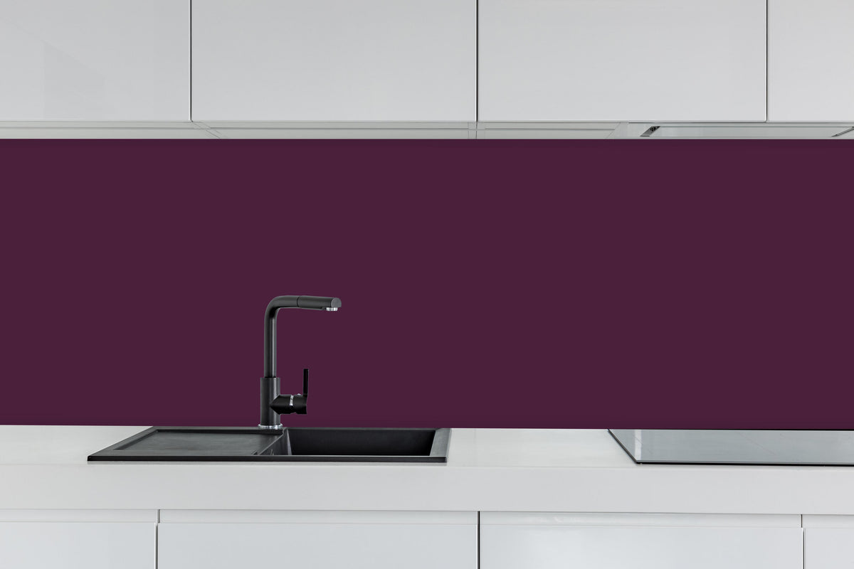 Küche - RAL 4007 (Purpurviolett) hinter weißen Hochglanz-Küchenregalen und schwarzem Wasserhahn