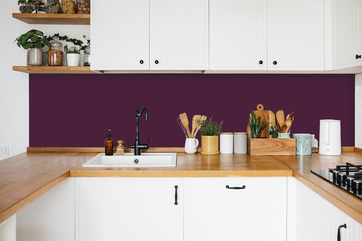 Küche - RAL 4007 (Purpurviolett) in weißer Küche hinter Gewürzen und Kochlöffeln aus Holz