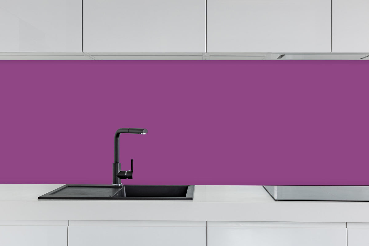 Küche - RAL 4008 (Signalviolett) hinter weißen Hochglanz-Küchenregalen und schwarzem Wasserhahn
