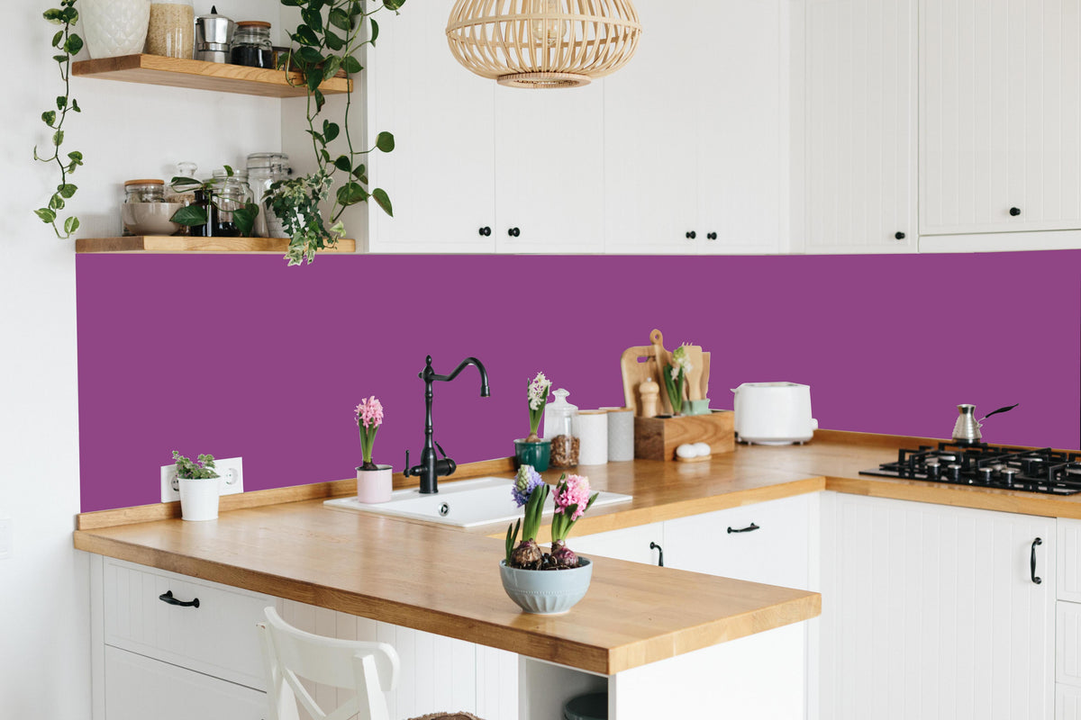 Küche - RAL 4008 (Signalviolett) in lebendiger Küche mit bunten Blumen