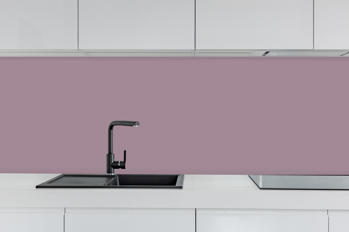 Küche - RAL 4009 (Pastellviolett) hinter weißen Hochglanz-Küchenregalen und schwarzem Wasserhahn