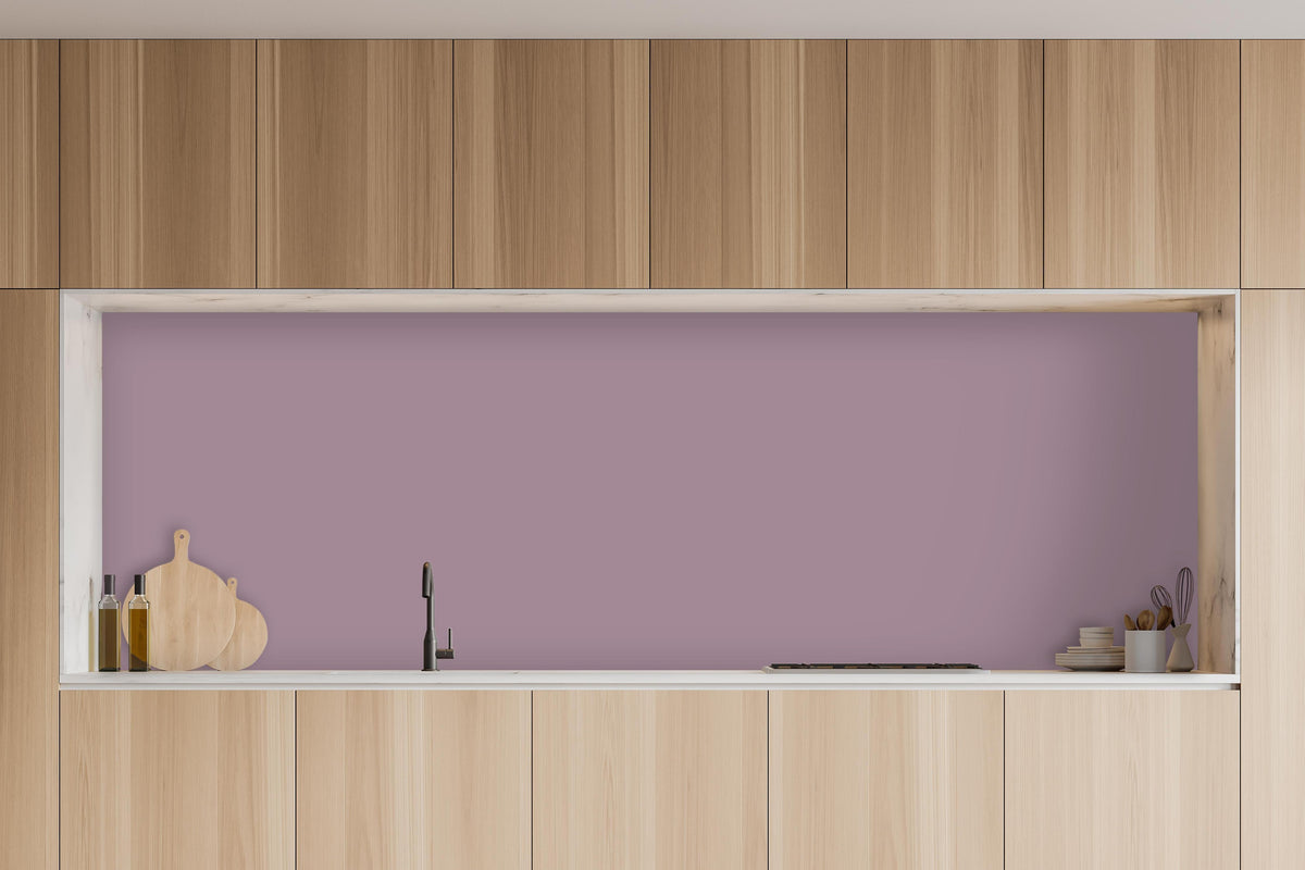 Küche - RAL 4009 (Pastellviolett) in charakteristischer Vollholz-Küche mit modernem Gasherd