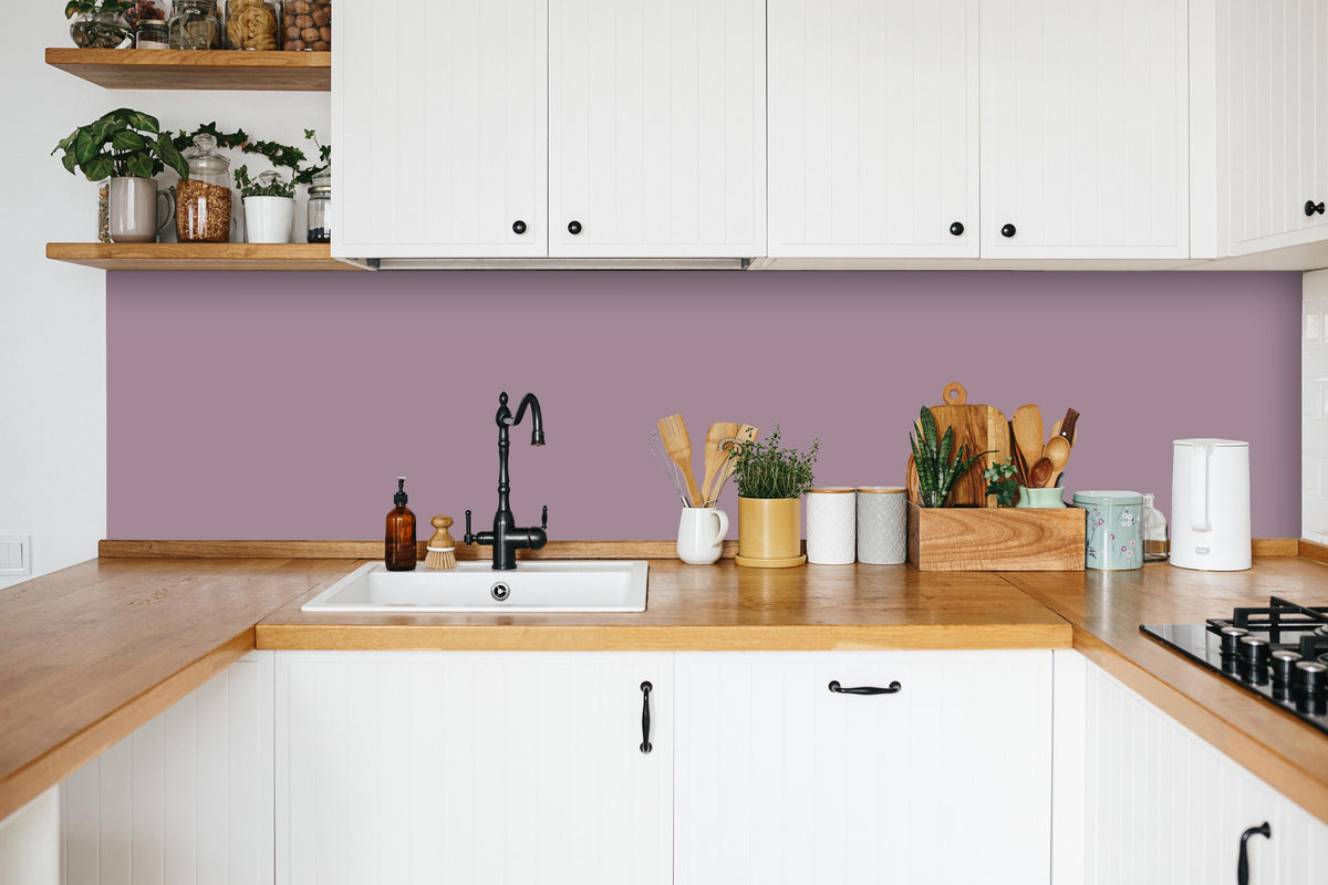 Küche - RAL 4009 (Pastellviolett) in weißer Küche hinter Gewürzen und Kochlöffeln aus Holz