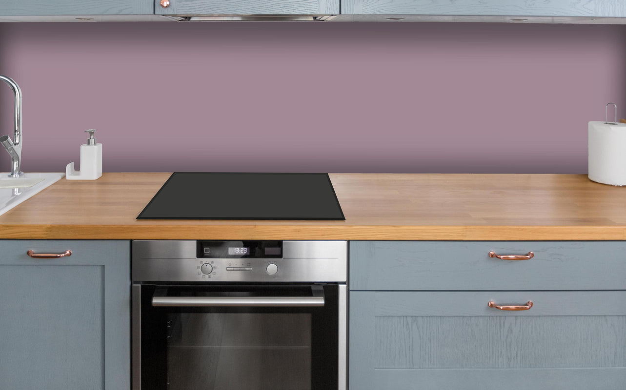 Küche - RAL 4009 (Pastellviolett) über polierter Holzarbeitsplatte mit Cerankochfeld