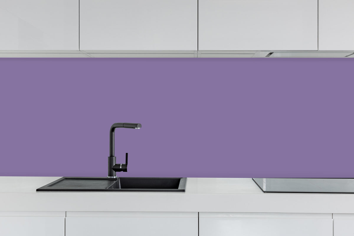 Küche - RAL 4011 (Perlviolett) hinter weißen Hochglanz-Küchenregalen und schwarzem Wasserhahn