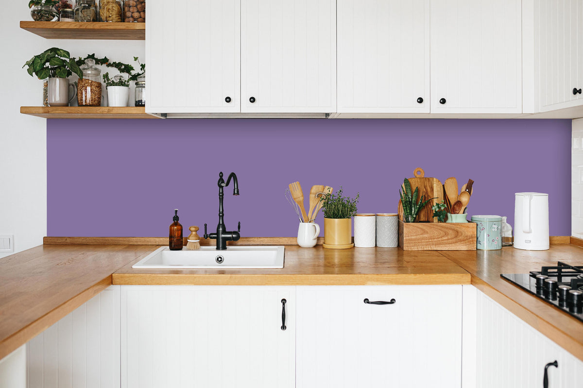 Küche - RAL 4011 (Perlviolett) in weißer Küche hinter Gewürzen und Kochlöffeln aus Holz