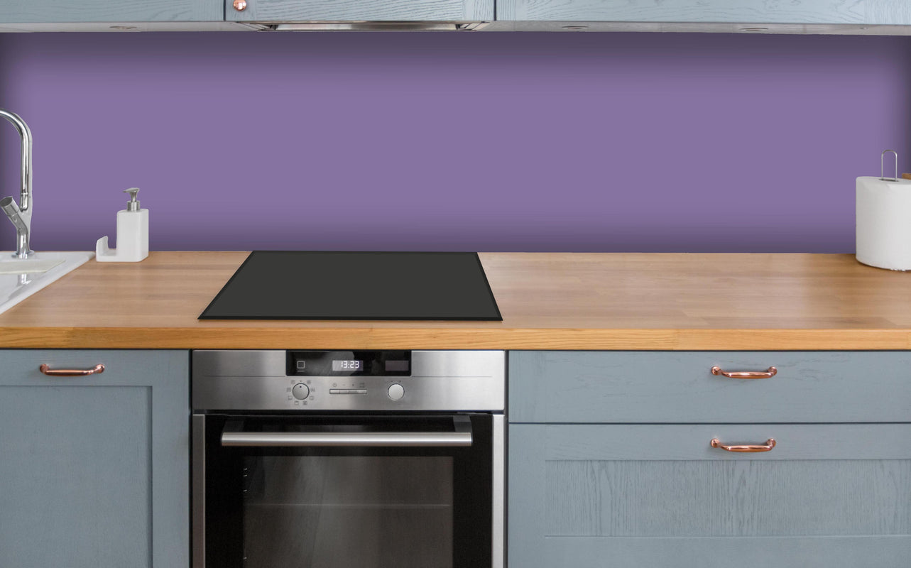 Küche - RAL 4011 (Perlviolett) über polierter Holzarbeitsplatte mit Cerankochfeld