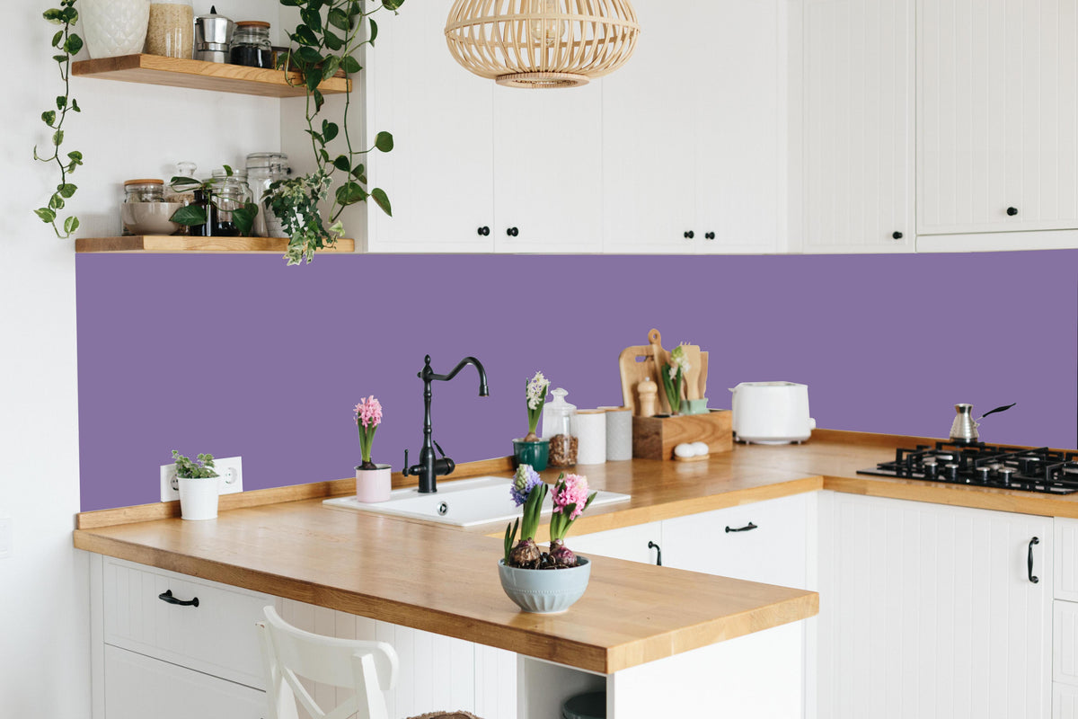 Küche - RAL 4011 (Perlviolett) in lebendiger Küche mit bunten Blumen