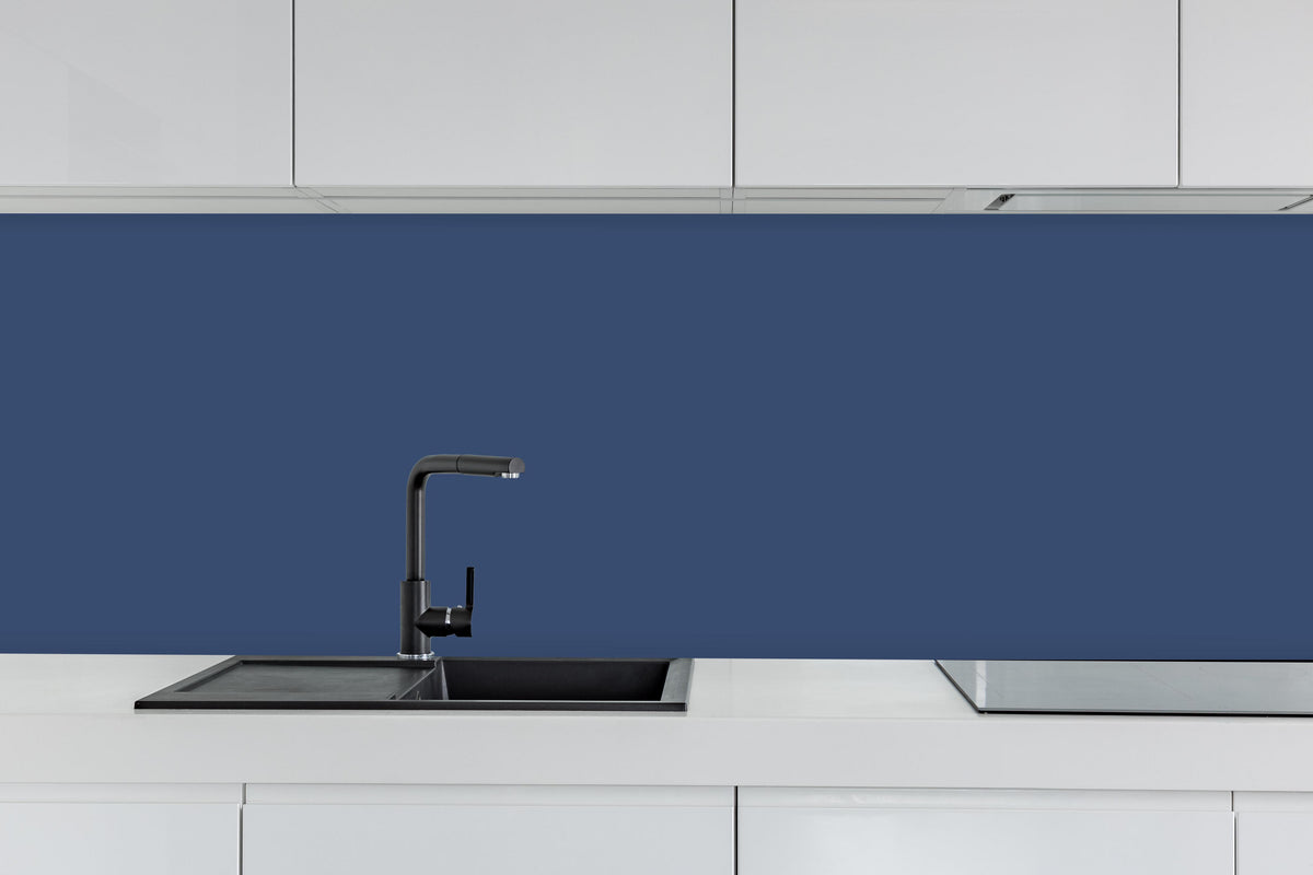Küche - RAL 5000 (Violettblau) hinter weißen Hochglanz-Küchenregalen und schwarzem Wasserhahn