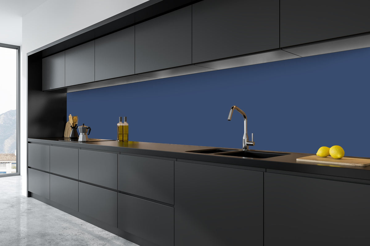 Küche - RAL 5000 (Violettblau) in tiefschwarzer matt-premium Einbauküche