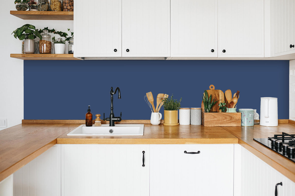 Küche - RAL 5000 (Violettblau) in weißer Küche hinter Gewürzen und Kochlöffeln aus Holz