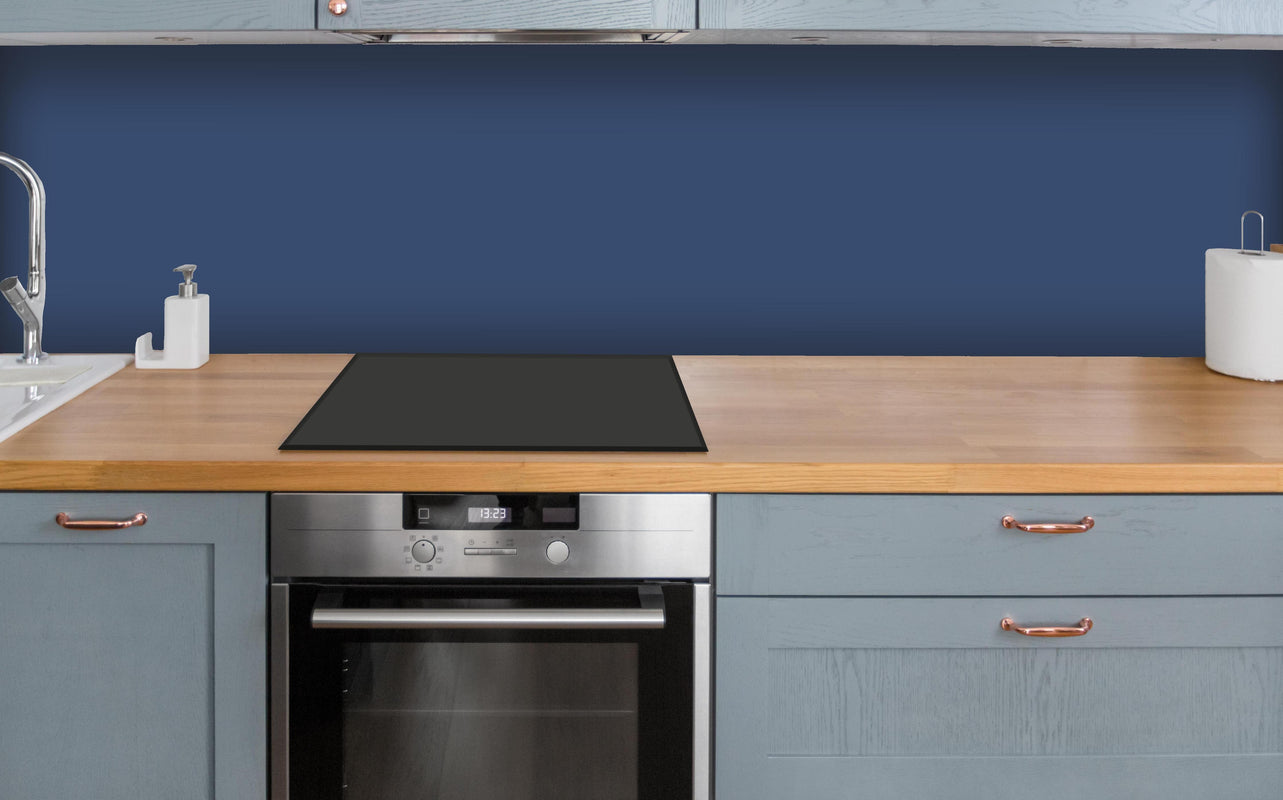 Küche - RAL 5000 (Violettblau) über polierter Holzarbeitsplatte mit Cerankochfeld