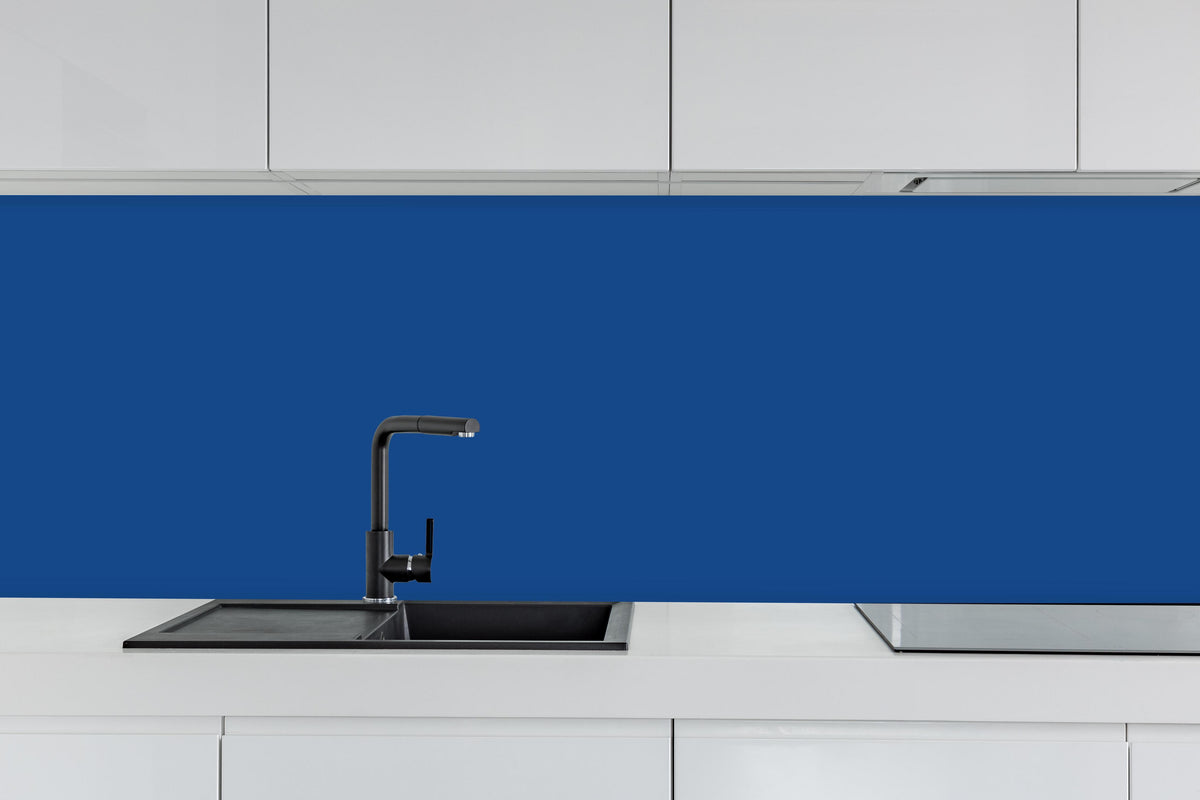Küche - RAL 5005 (Signalblau) hinter weißen Hochglanz-Küchenregalen und schwarzem Wasserhahn