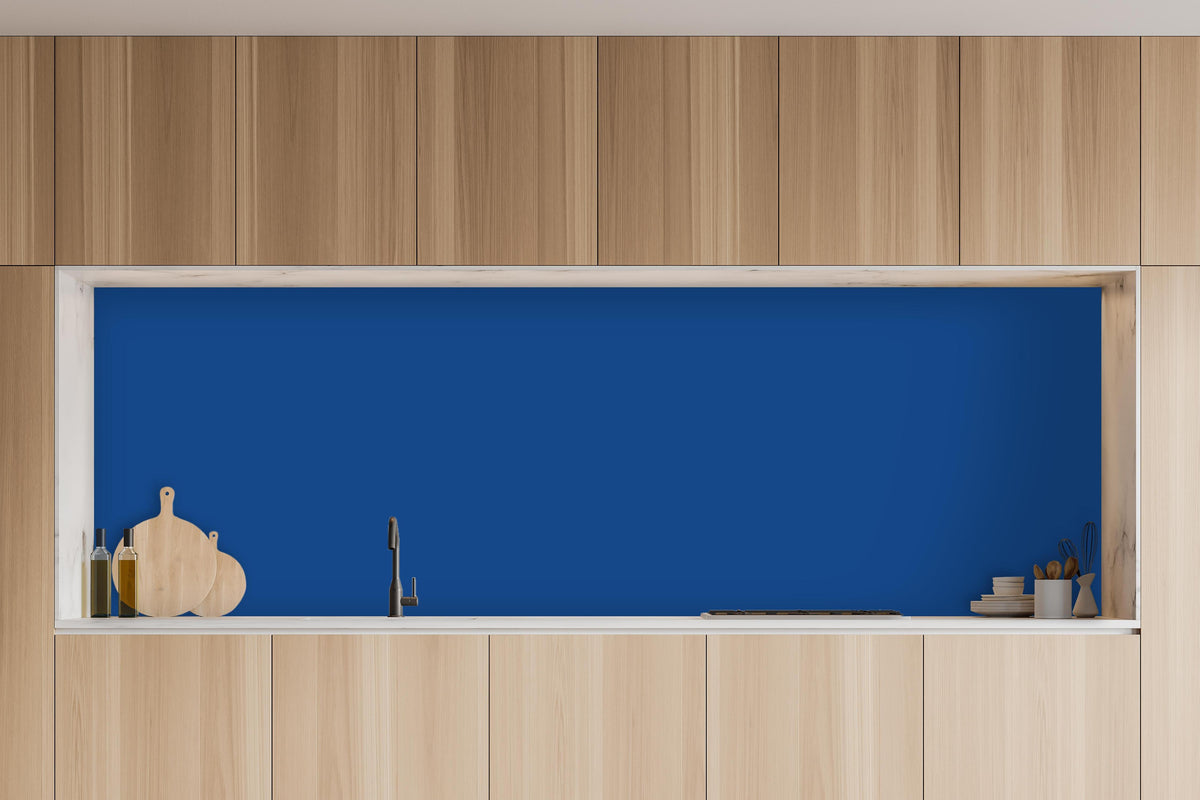 Küche - RAL 5005 (Signalblau) in charakteristischer Vollholz-Küche mit modernem Gasherd
