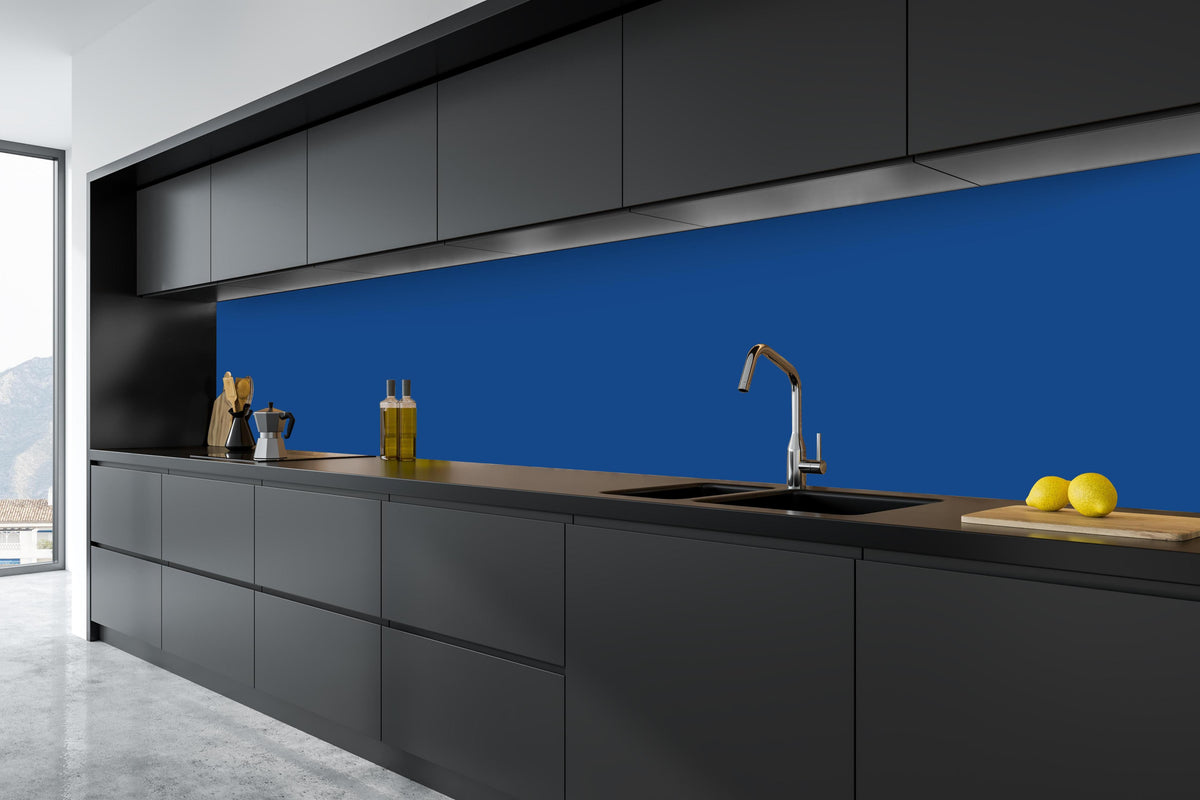 Küche - RAL 5005 (Signalblau) in tiefschwarzer matt-premium Einbauküche