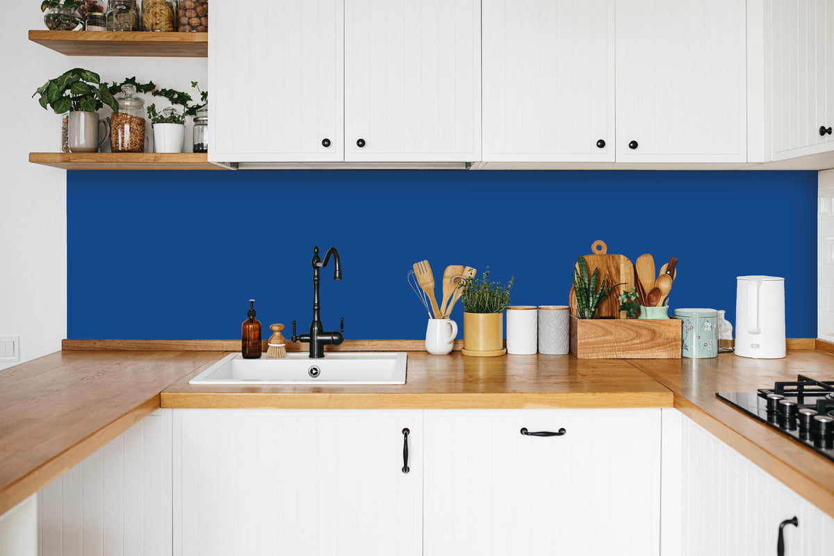 Küche - RAL 5005 (Signalblau) in weißer Küche hinter Gewürzen und Kochlöffeln aus Holz