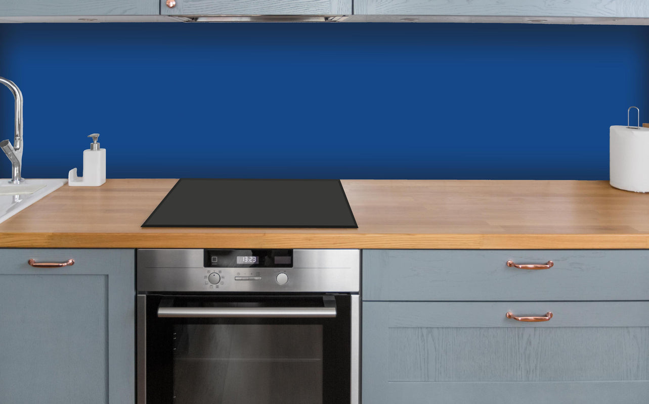 Küche - RAL 5005 (Signalblau) über polierter Holzarbeitsplatte mit Cerankochfeld