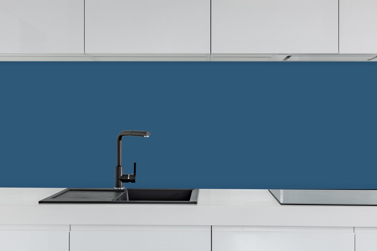 Küche - RAL 5009 (Azurblau) hinter weißen Hochglanz-Küchenregalen und schwarzem Wasserhahn