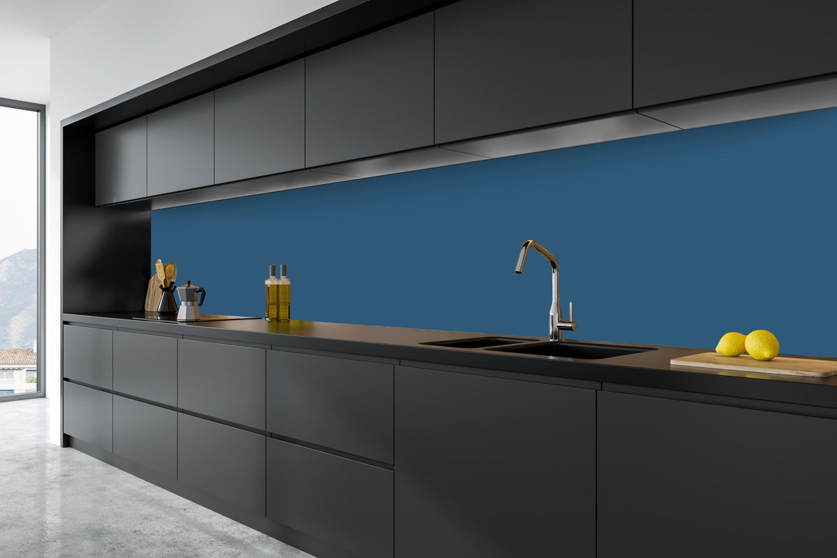 Küche - RAL 5009 (Azurblau) in tiefschwarzer matt-premium Einbauküche