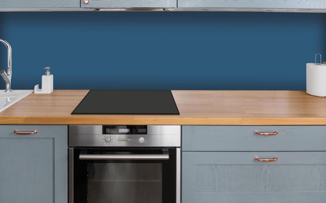 Küche - RAL 5009 (Azurblau) über polierter Holzarbeitsplatte mit Cerankochfeld