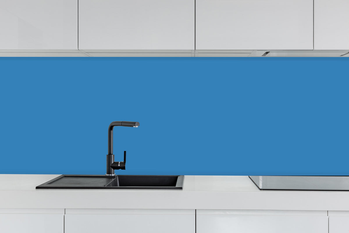 Küche - RAL 5012 (Hellblau) hinter weißen Hochglanz-Küchenregalen und schwarzem Wasserhahn