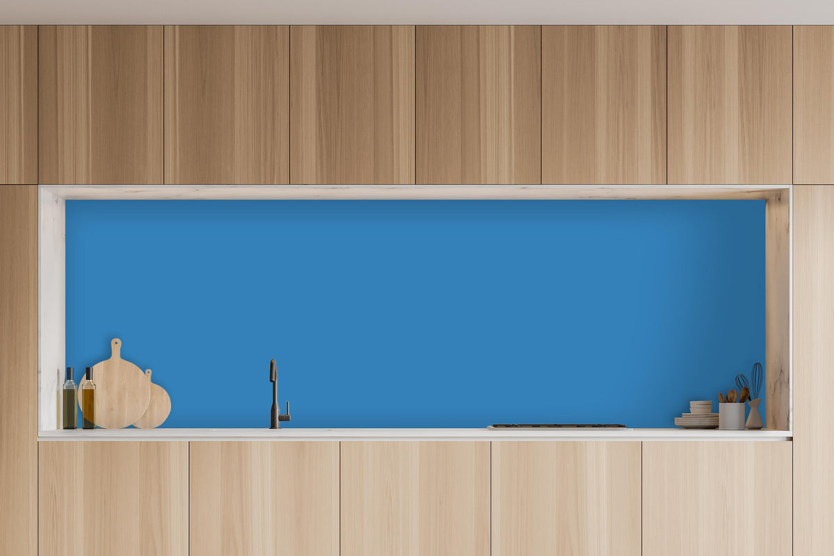 Küche - RAL 5012 (Hellblau) in charakteristischer Vollholz-Küche mit modernem Gasherd