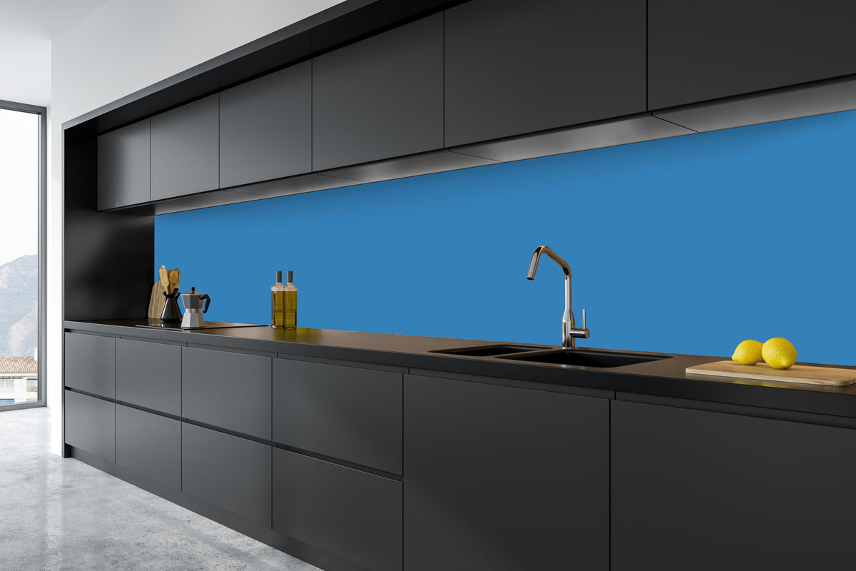 Küche - RAL 5012 (Hellblau) in tiefschwarzer matt-premium Einbauküche