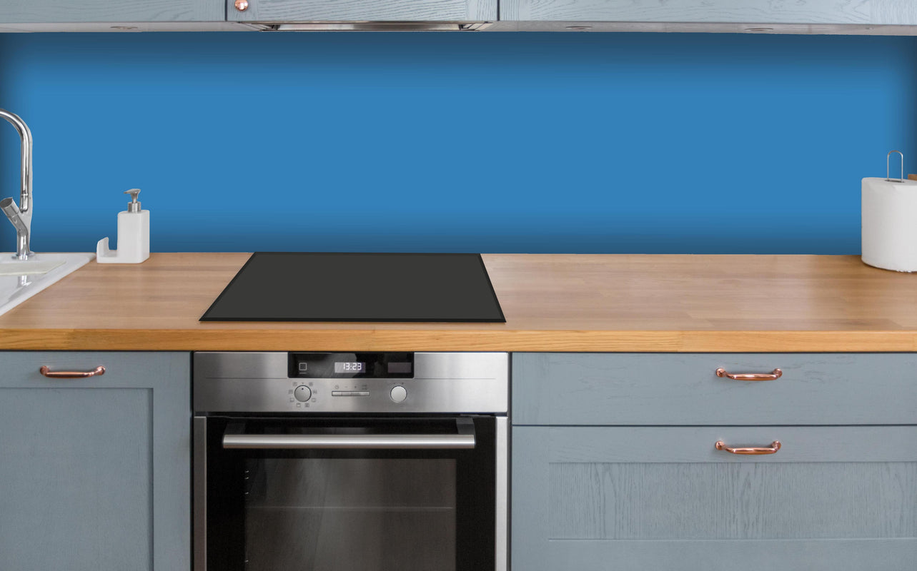 Küche - RAL 5012 (Hellblau) über polierter Holzarbeitsplatte mit Cerankochfeld