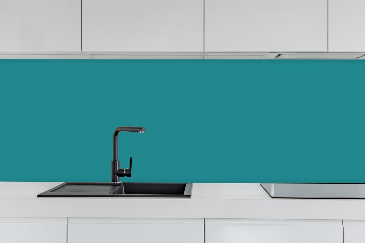 Küche - RAL 5018 (Türkisblau) hinter weißen Hochglanz-Küchenregalen und schwarzem Wasserhahn