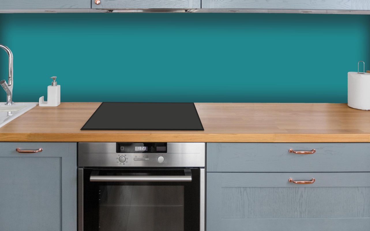 Küche - RAL 5018 (Türkisblau) über polierter Holzarbeitsplatte mit Cerankochfeld