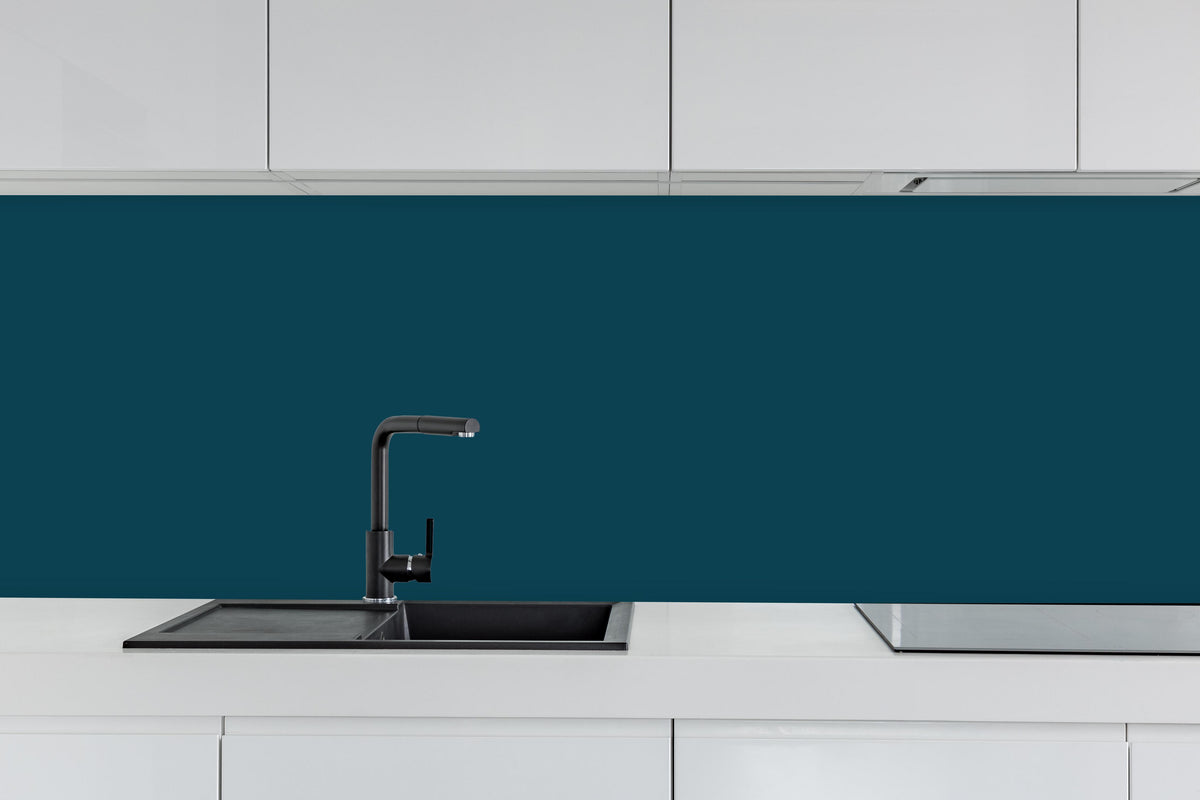 Küche - RAL 5020 (Ozeanblau) hinter weißen Hochglanz-Küchenregalen und schwarzem Wasserhahn