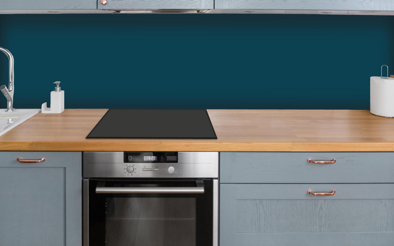 Küche - RAL 5020 (Ozeanblau) über polierter Holzarbeitsplatte mit Cerankochfeld