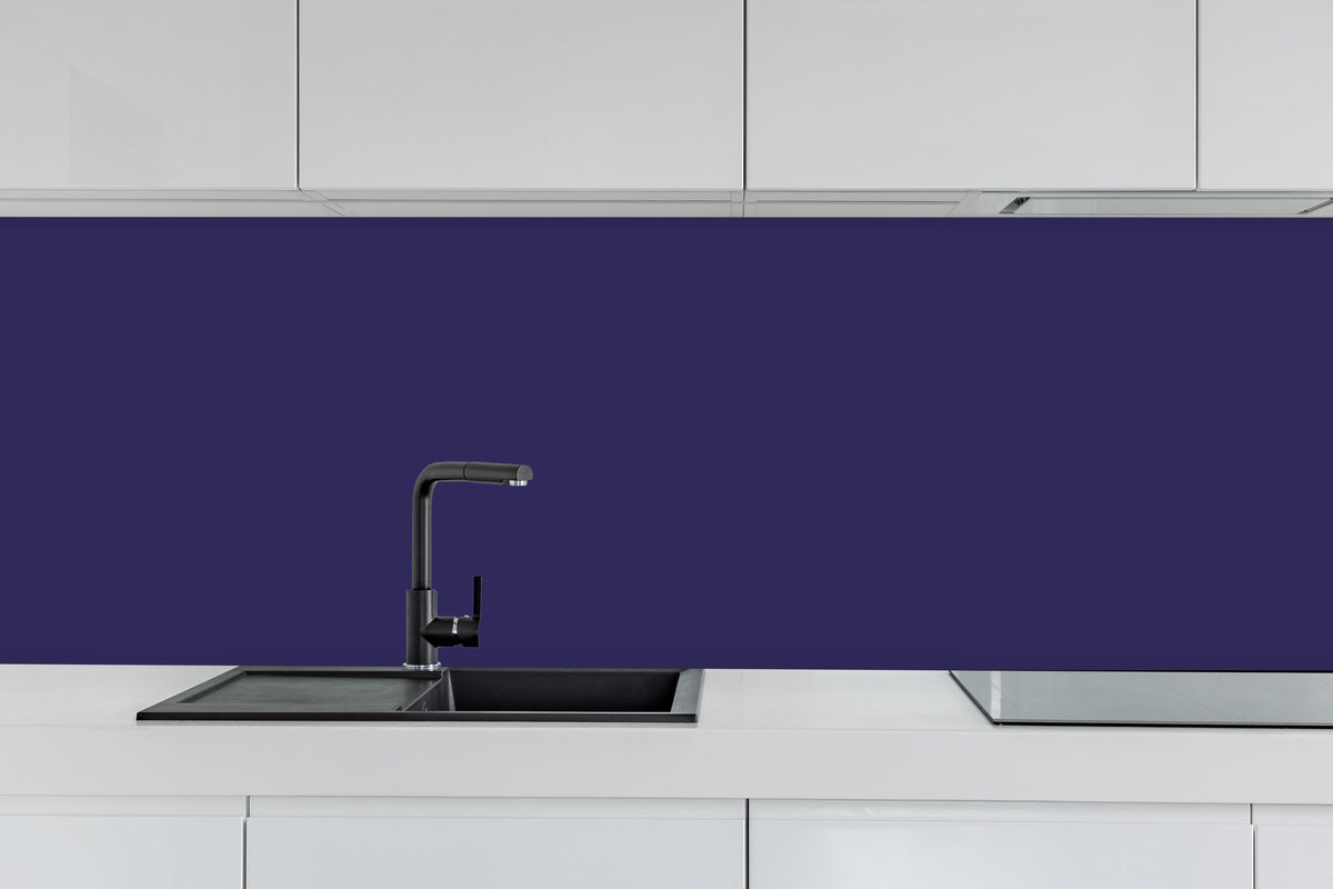 Küche - RAL 5022 (Nachtblau) hinter weißen Hochglanz-Küchenregalen und schwarzem Wasserhahn