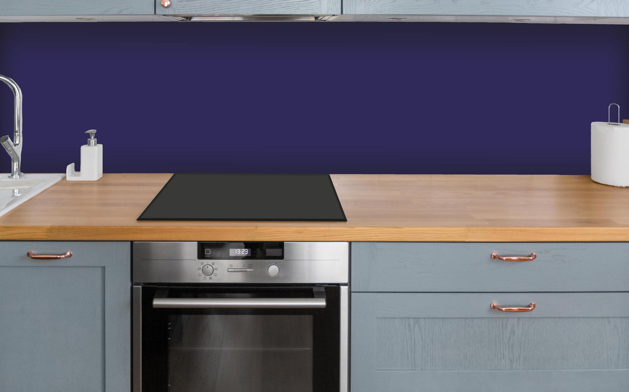 Küche - RAL 5022 (Nachtblau) über polierter Holzarbeitsplatte mit Cerankochfeld
