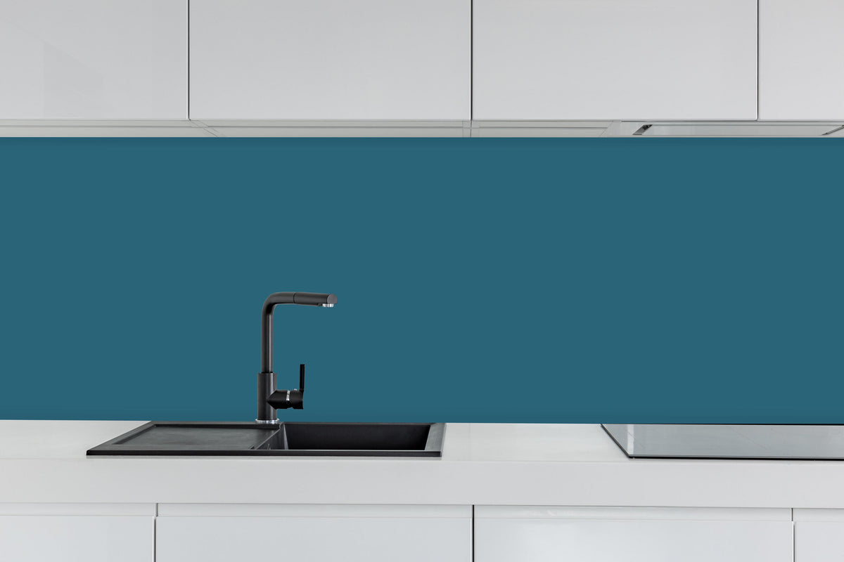 Küche - RAL 5025 (Perlenzenzianblau) hinter weißen Hochglanz-Küchenregalen und schwarzem Wasserhahn