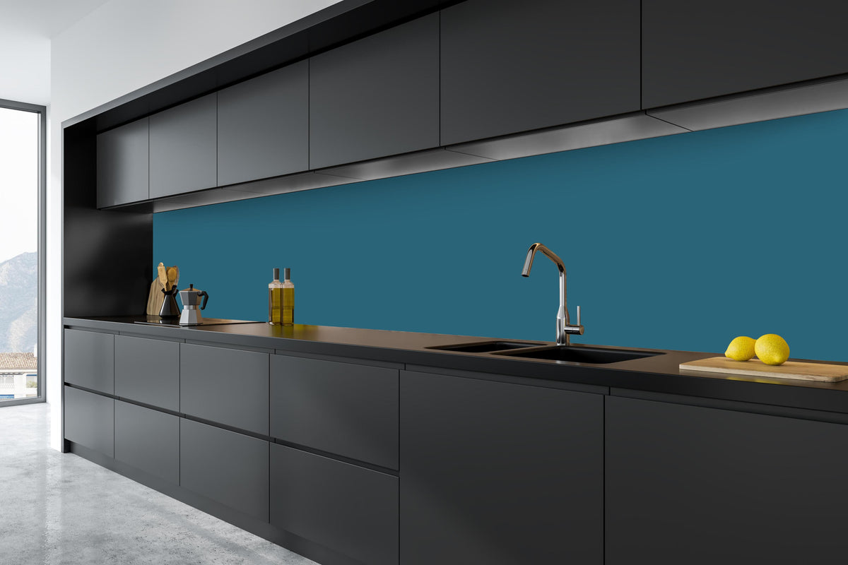 Küche - RAL 5025 (Perlenzenzianblau) in tiefschwarzer matt-premium Einbauküche