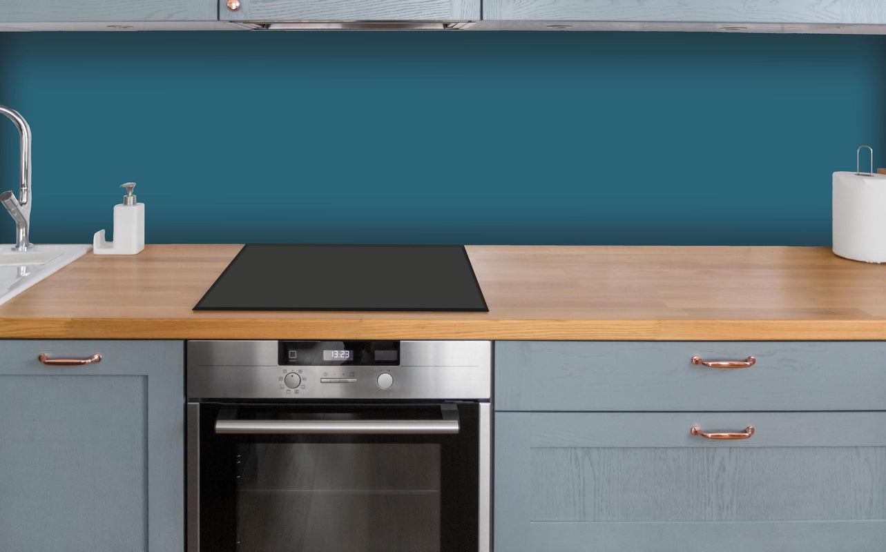 Küche - RAL 5025 (Perlenzenzianblau) über polierter Holzarbeitsplatte mit Cerankochfeld
