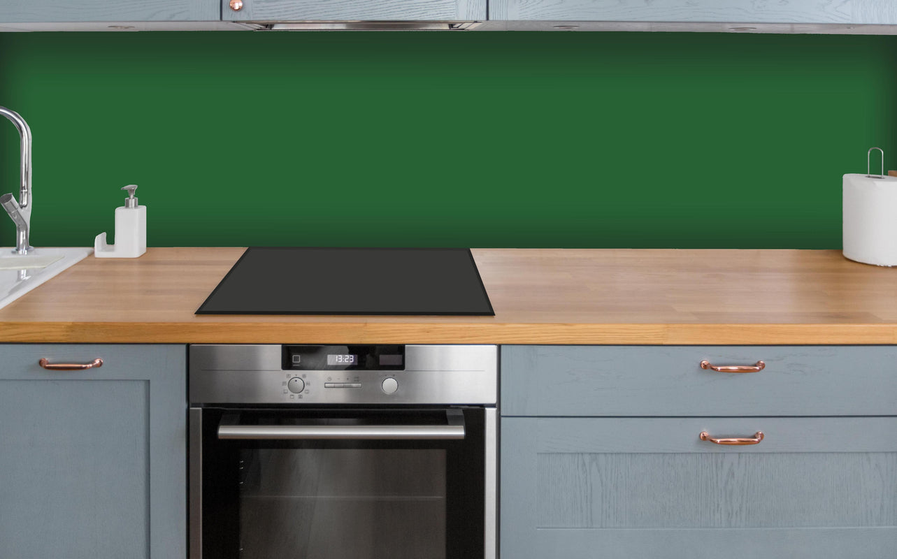 Küche - RAL 6002 (Laubgrün) über polierter Holzarbeitsplatte mit Cerankochfeld