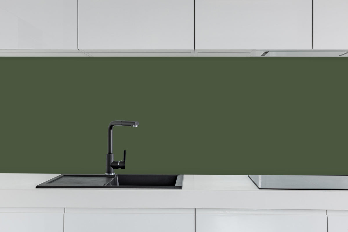 Küche - RAL 6003 (olivgrün) hinter weißen Hochglanz-Küchenregalen und schwarzem Wasserhahn
