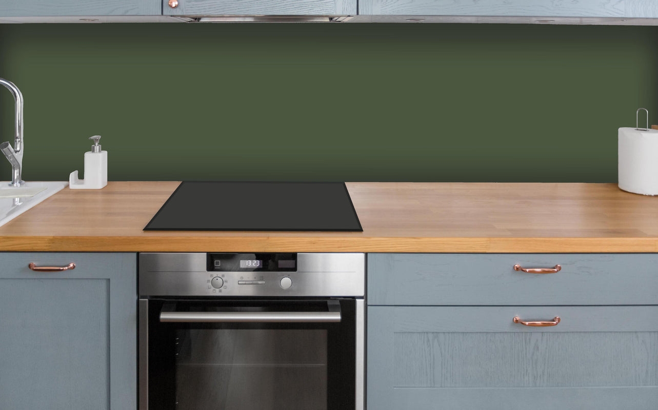 Küche - RAL 6003 (olivgrün) über polierter Holzarbeitsplatte mit Cerankochfeld