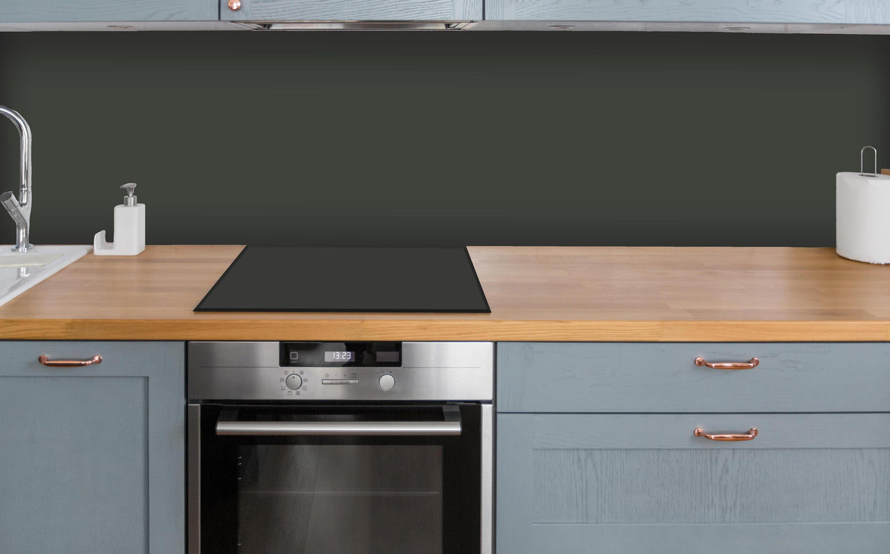 Küche - RAL 6006 (Olivgrau) über polierter Holzarbeitsplatte mit Cerankochfeld
