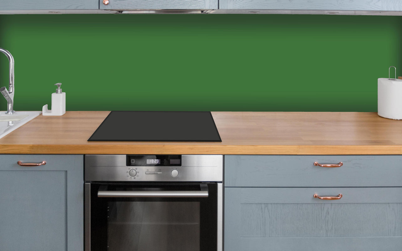 Küche - RAL 6010 (Grasgrün) über polierter Holzarbeitsplatte mit Cerankochfeld